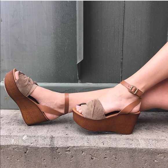 Knotted Vintage Feel Wooden Platform - Picture 2 of 5